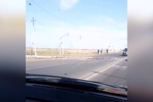 В Астрахани грузовик сбил опору линии электропередач