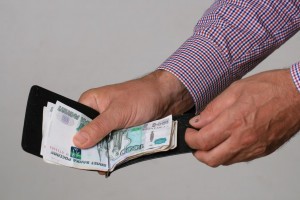 В Астрахани доверчивый пенсионер дал в долг 500 рублей и лишился двенадцати тысяч