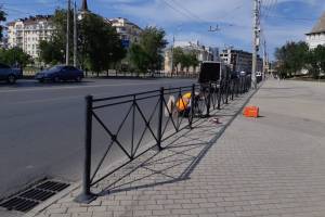 В Астрахани на площади Ленина «реанимировали» ограждение, пострадавшее в ДТП