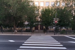 Перед учебным годов в Астрахани приводят в порядок зебры вблизи школ
