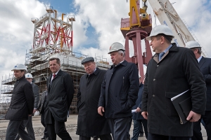 Алекперов в Астрахани осмотрел ход работ над "сердцем" платформы Филановского
