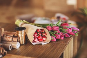 Астраханцы дарили матерям похищенные цветы
