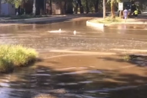 В Астрахани из-за прорыва трубы затопило дорогу