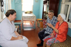 Социальные работники навестили Икрянинских пенсионеров