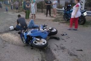 Под Астраханью девушка и парень на мотоцикле пострадали в ДТП — соцсети