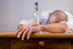 Тестировать работников на алкоголь предлагает Минздрав