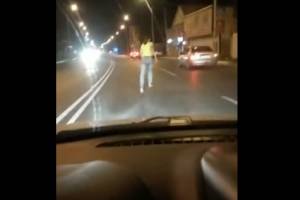 Странное поведение девушки в желтой футболке на ночной дороге попало на видео 