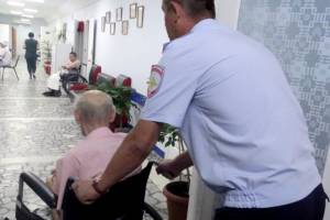 Без ног и средств к существованию: астраханские полицейские помогли одинокому мужчине