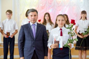 15 юных астраханцев в День Государственного флага России получили свои первые паспорта