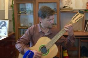 Астраханский сельчанин смастерил гитару из подручных средств