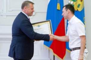 Глава Астраханской области поздравил нефтяников и газовиков