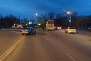 В Астрахани госпитализирован водитель иномарки, совершивший столкновение с автобусом