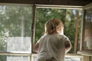 В Астрахани двухлетний малыш выпал из окна