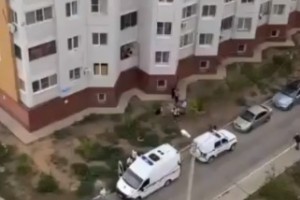 Сама или помогли: в Астрахани с 7-го этажа выпала женщина