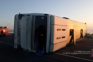В Волгоградской области перевернулся пассажирский автобус с астраханскими номерами