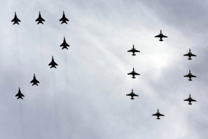 Астраханские летчики репетируют пилотажное выступление для Парада Победы в Москве