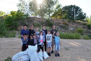 В Наримановском районе почистили берег