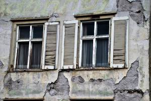 Опасный дом в Астрахани потребовали расселить
