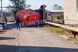 В Астрахани мусоровоз ушел под землю