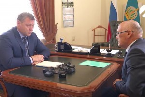 Глава регионального избиркома Игорь Коровин поздравил Игоря Бабушкина с победой на выборах