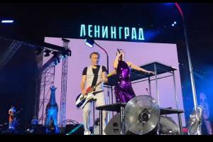 Шнуров на концерте в Волгограде, куда съехалось пол-Астрахани, высказался о выборах в России в своем стиле