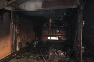 В Астрахани гараж сгорел вместе с авто