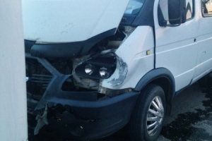 В Астрахани в результате ДТП пострадали водитель и пассажир микроавтобуса