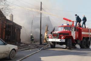 Крупный пожар произошел в Астрахани. 10 человек чуть не стали жертвой огня