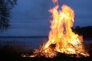 В Астраханской области продолжает гореть сухостой