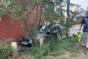 В Астрахани из-за ДТП легковушку вынесло на тротуар