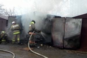В Астрахани из-за курильщика вспыхнули сразу пять гаражей