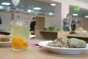Обязательное горячее питание для школьников младших классов закрепят законодательно