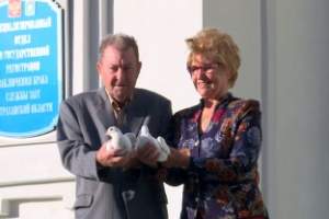 В Астрахани торжественно поздравили семейную пару с “золотой свадьбой”