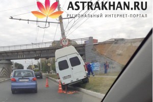 В Астрахани водитель маршрутки врезался в столб. Видео