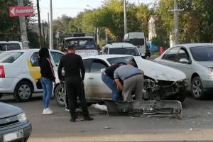 В Астрахани пассажиры маршрутки пострадали в серьезном ДТП