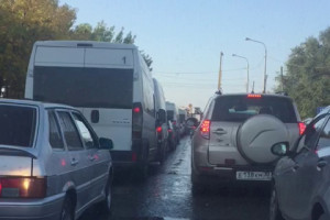 В Астрахани на Милицейском мосту из-за ремонта образовалась пробка