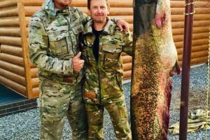 В Астраханской области рыбаки поймали огромную рыбу и показали, что случилось потом