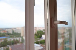В Астрахани трёхлетняя девочка выпала из окна и разбилась насмерть