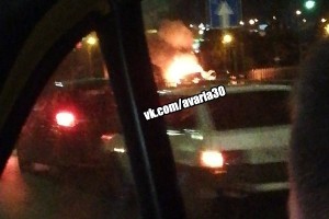 На Новом мосту в Астрахани сгорел Mercedes