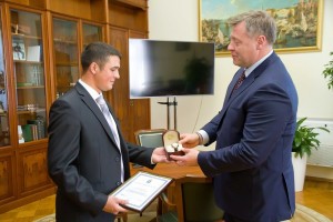 Губернатор Игорь Бабушкин наградил мужчину, спасшего двух астраханцев
