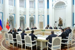 Владимир Путин встретился с губернатором Астраханской области Игорем Бабушкиным и ещё 18 главами регионов
