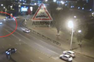 Видео тройного ночного ДТП в центре Астрахани попало в сеть
