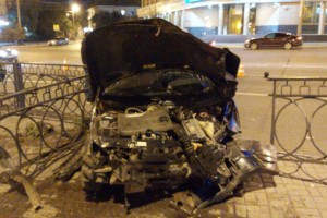 Ночью в центре Астрахани водитель на Camry устроил массовую аварию