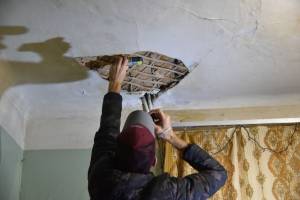 В Астрахани проверяют дома на аварийность