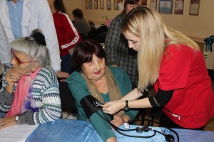 Астраханскими пенсионерами занялись медики-волонтеры