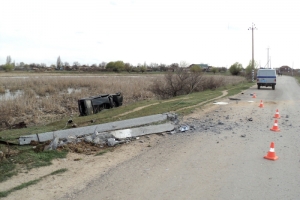 В Астраханской области водитель автомобиля совершил наезд на бетонный столб