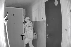 В Астрахани распространяют жуткое видео, на которой человек в маске врывается в квартиру к одинокой женщине