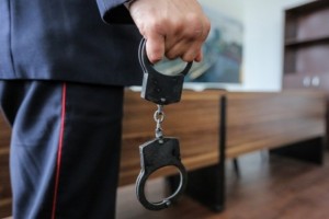 Астраханец оскорбил и схватил за руку сотрудницу полиции