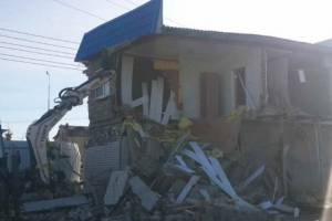 В Астрахани снесли двухэтажное здание с магазином