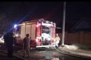 В Астрахани на пожарище погиб мужчина: ещё двоих удалось спасти